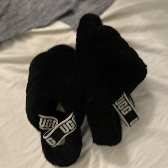UGG black size 6 six  womens shoes slippers house shoes - Picture 1 of 4